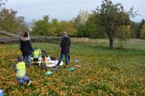 Blätter werden für eine Landart-Sonne gesammelt | © LBV Umweltstation Altmühlsee