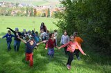 Zwitschernd hüpfen wie die Vögel in der Hecke | © LBV Umweltstation Altmühlsee