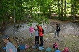 Linde gleich Linde? Die Kinder lernen die Unterschiede zwischen Sommer- und Winterlinde kennen. | © LBV Umweltstation Altmühlsee