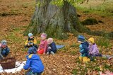 Wir sammeln Blätter für den Igel | © LBV Umweltstation Altmühlsee