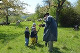 Der Schäfer mit einer Kindergruppe auf der Buchleite | © LBV Umweltstation Altmühlsee