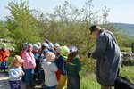 Der Schäfer bringt Wolle mit und alle dürfen fühlen. | © LBV Umweltstation Altmühlsee