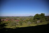 Blick vom Fledermaus-Keller hinunter auf die Buchleite und Markt Berolzheim | © LBV Umweltstation Altmühlsee