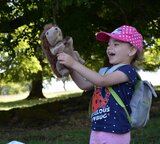 Mecki der Igel wird von den Kindern mit groser Freude begrust | © LBV Umweltstation Altmühlsee