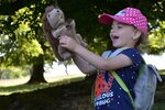 Mecki der Igel wird von den Kindern mit groser Freude begrust | © LBV Umweltstation Altmühlsee