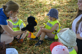 Rabe Willi begrüßt die Kinder | © LBV-Umweltstation Altmühlsee